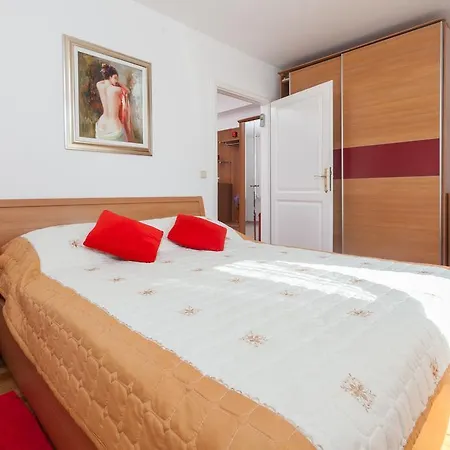 Kalalarga Deluxe- Centre&balcony Апартаменты *