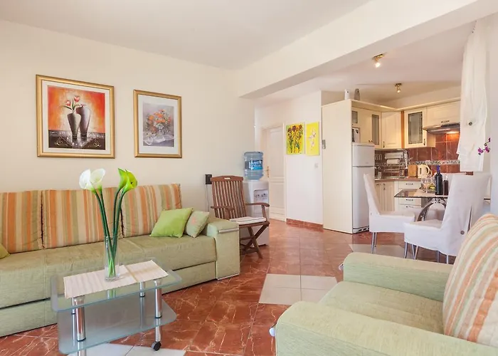 Kalalarga Deluxe- Centre&balcony * Макарська